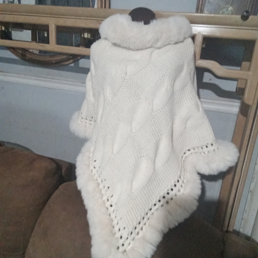 Elegant White Knit Poncho with Faux Fur Trim